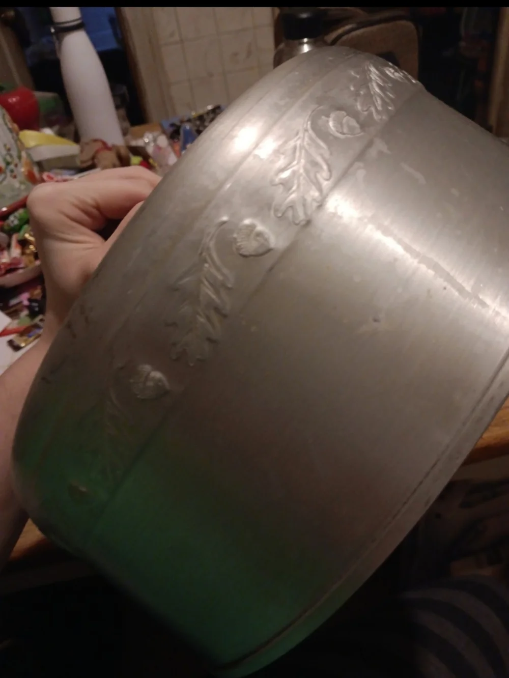 1950s West Bend Aluminum cake keeper with a wooden acorn knob handle - Picture 4 of 4